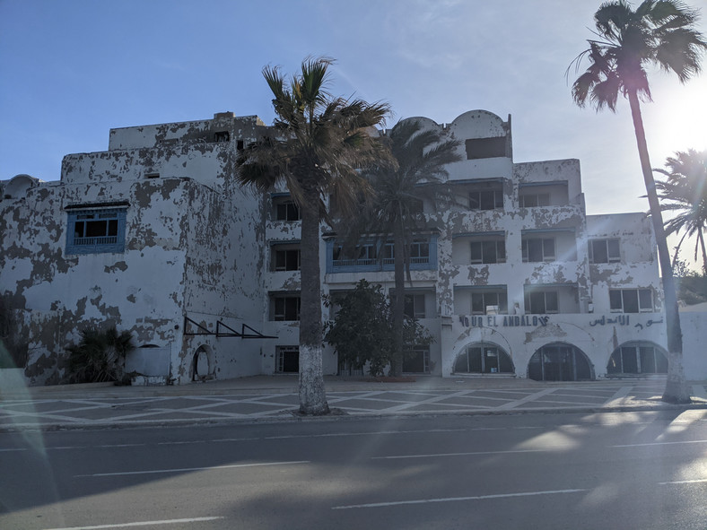 Po zamachu terrorystycznym w 2015 r. hotele opustoszały. Na zdjęciu opuszczony  hotel w Sousse