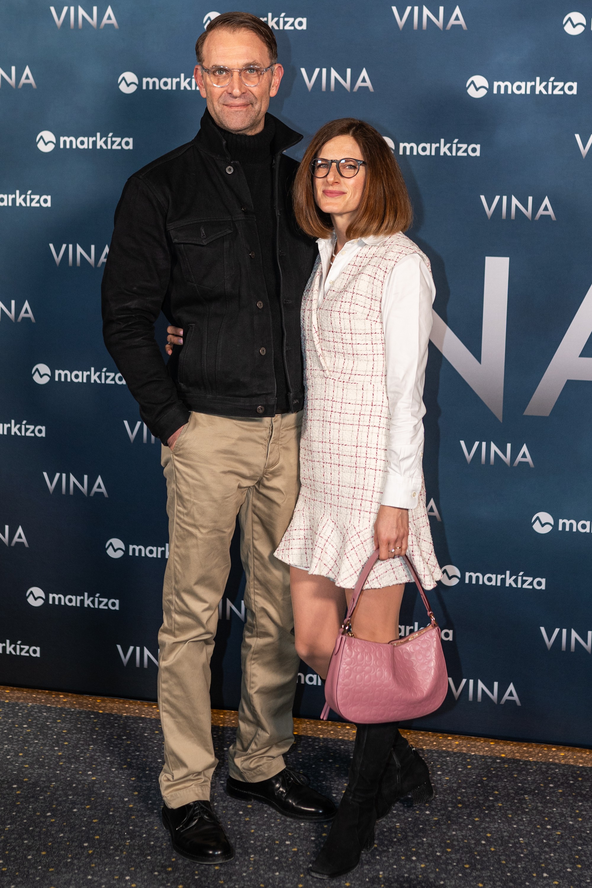 Tomáš Maštalír s manželkou na premiére seriálu Vina.