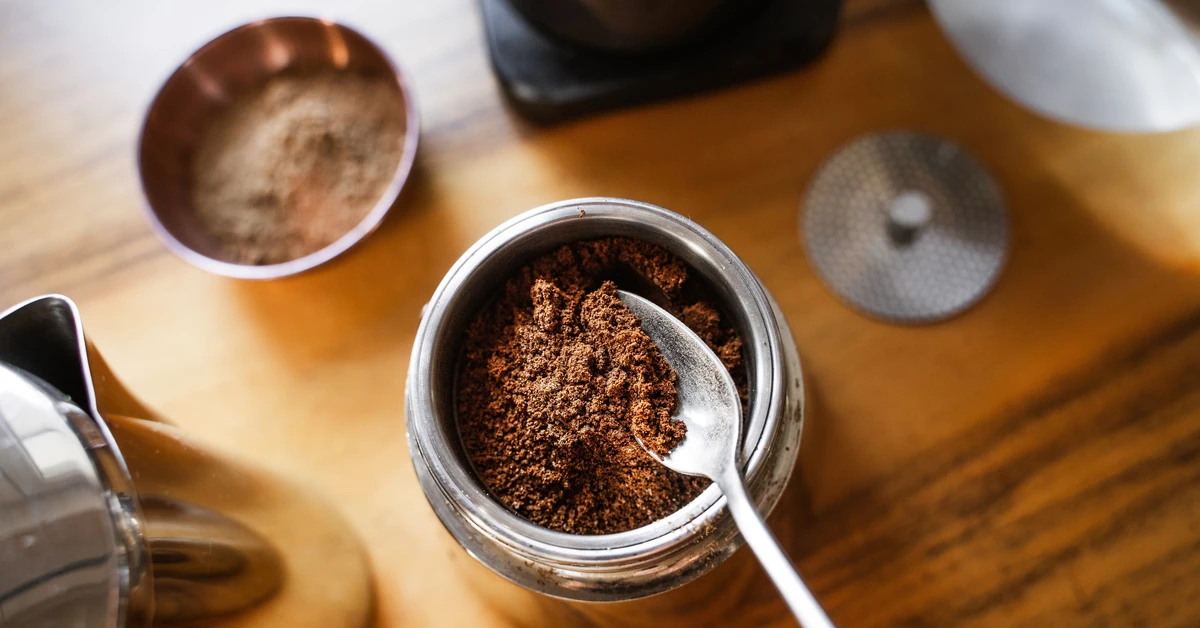 Podrabiana kawa trafia do polskich sklepów. Dodają do niej ten składnik