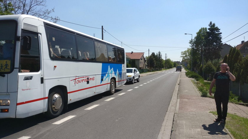 Ktoś ostrzelał autokar pełen dzieci. Pasażerowie mogli zginąć!