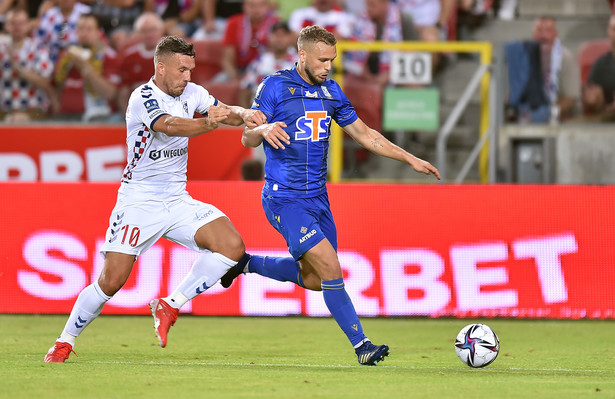 Piłkarz Górnika Zabrze Lukas Podolski (L) w starciu z Jasperem Karlstromem (P) z Lecha Poznań