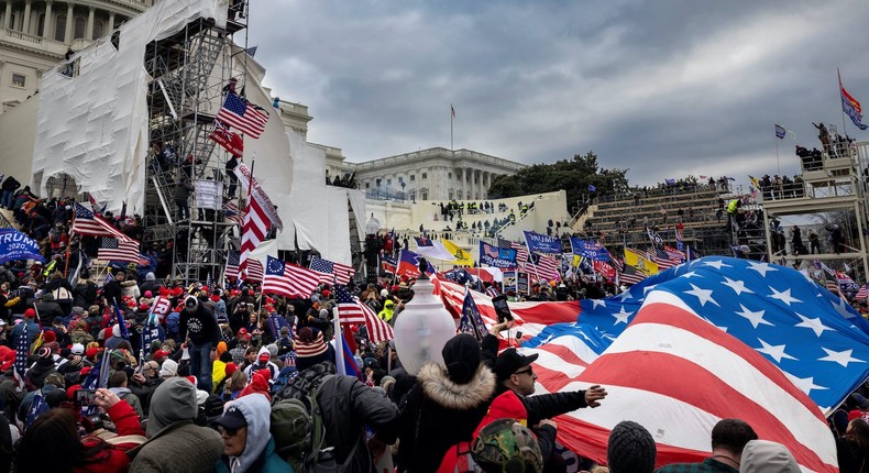 Video shows Capitol rioter hit police captain in the face with a flag ...