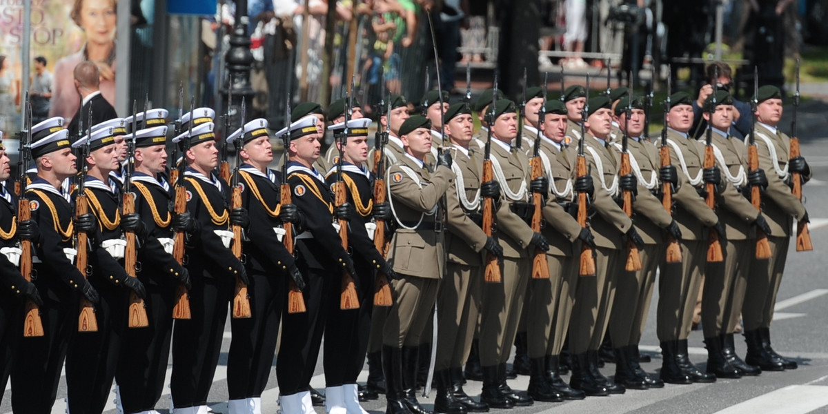 Polskie wojsko na paradzie 15 sierpnia. 