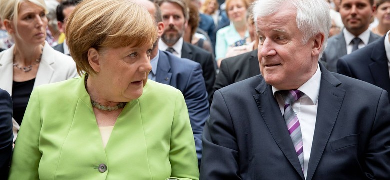 Seehofer już otwarcie przeciwko Merkel: Jeśli szczyt UE nie przyniesie rozwiązania, CSU zacznie odsyłać migrantów wbrew woli kanclerz