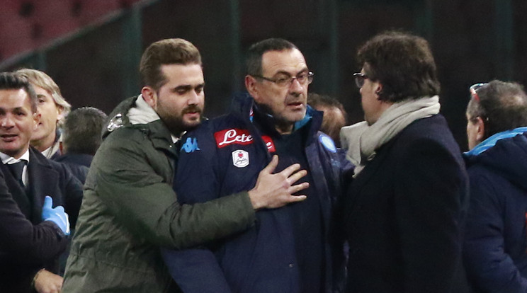 Maurizio Sarri (középen) milliókat fizethet /Fotó: AFP