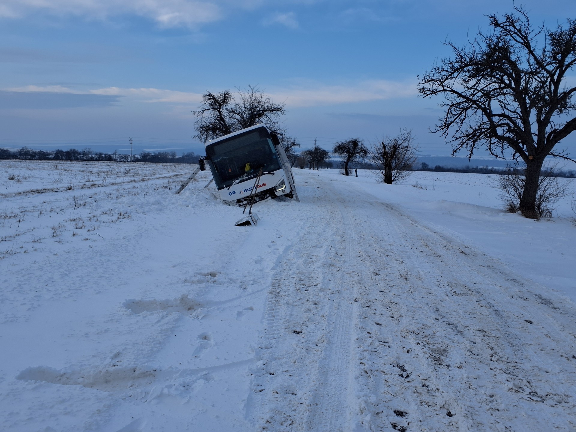 Medzi Rankovcami a Mudrovcami v okrese Košice - okolie zišiel z cesty a skončil mimo vozovky.