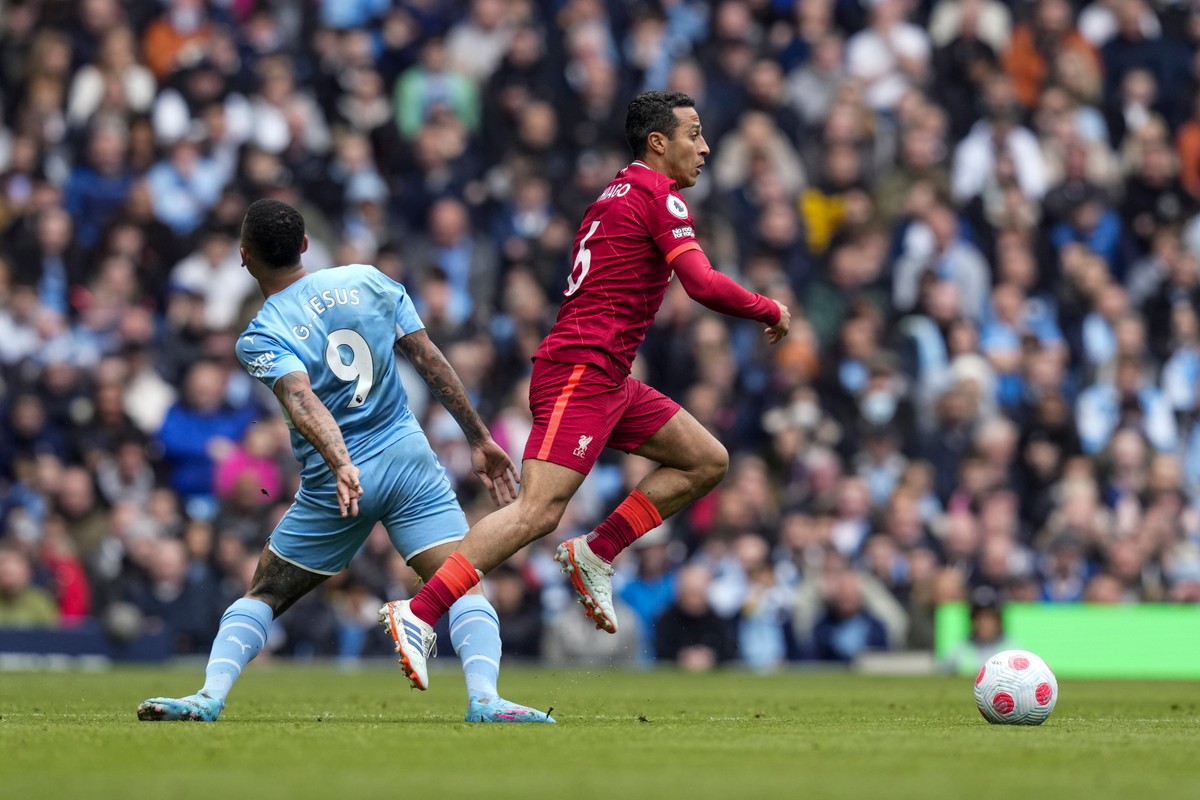 Piłkarz Manchesteru City Gabriel Jesus (L) i zawodnik Liverpoolu Thiago Alcantara (P) podczas meczu ligi angielskiej