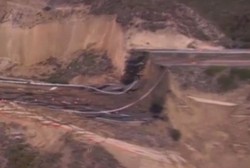 Zawalił się spory fragment autostrady. Zobacz WIDEO