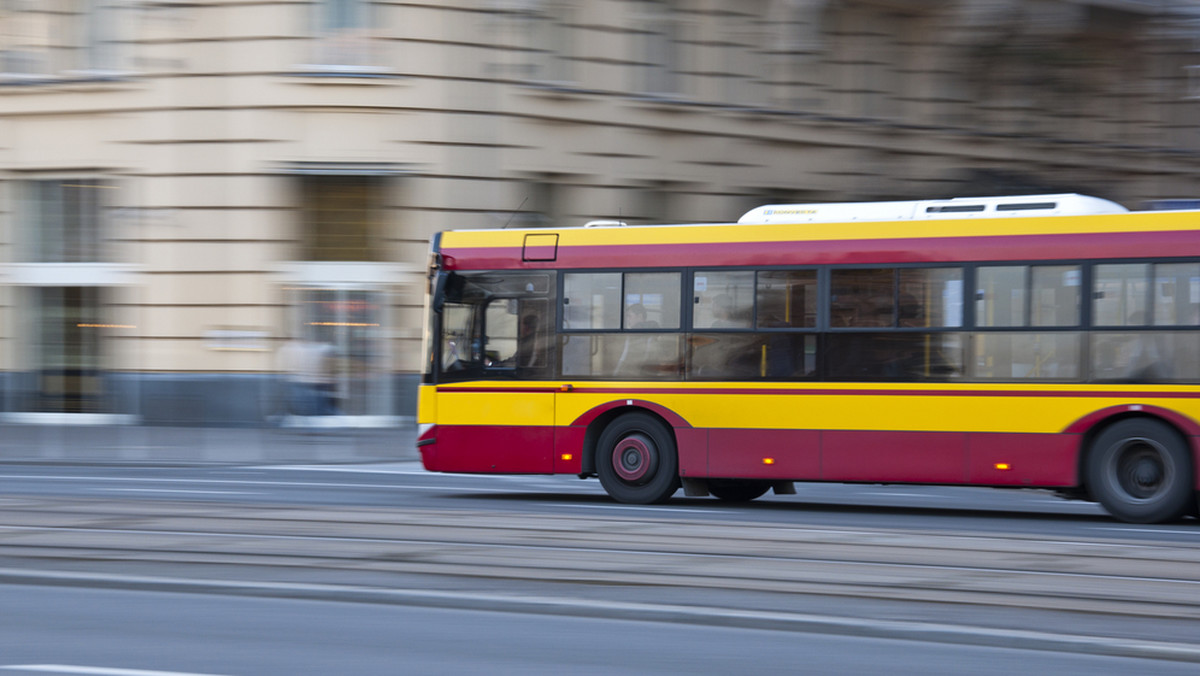 Kierowca tego autobusu wykazał się niebywałą kreatywnością. Nie wiemy, jak to mu się udało, ale zablokował swoim pojazdem ulicę.