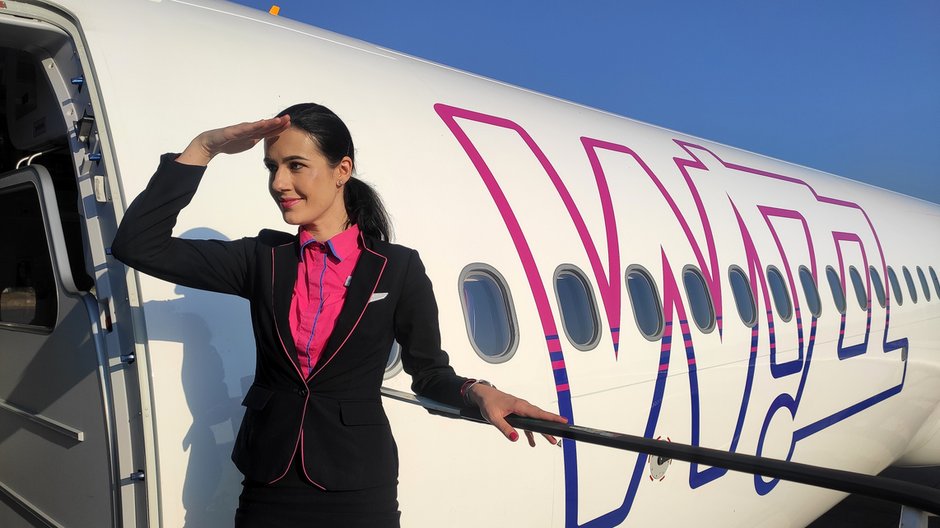 Stewardesa Wizz Air o rekrutacji i swojej pracy [WYWIAD]