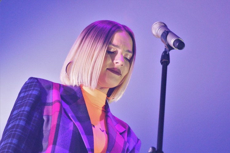 Natalia Nykiel podczas koncertu w klubie Stodoła. Warszaw, 28 listopada 2019