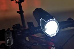 Dobre oświetlenie do roweru: radzimy, jak wybrać najlepsze