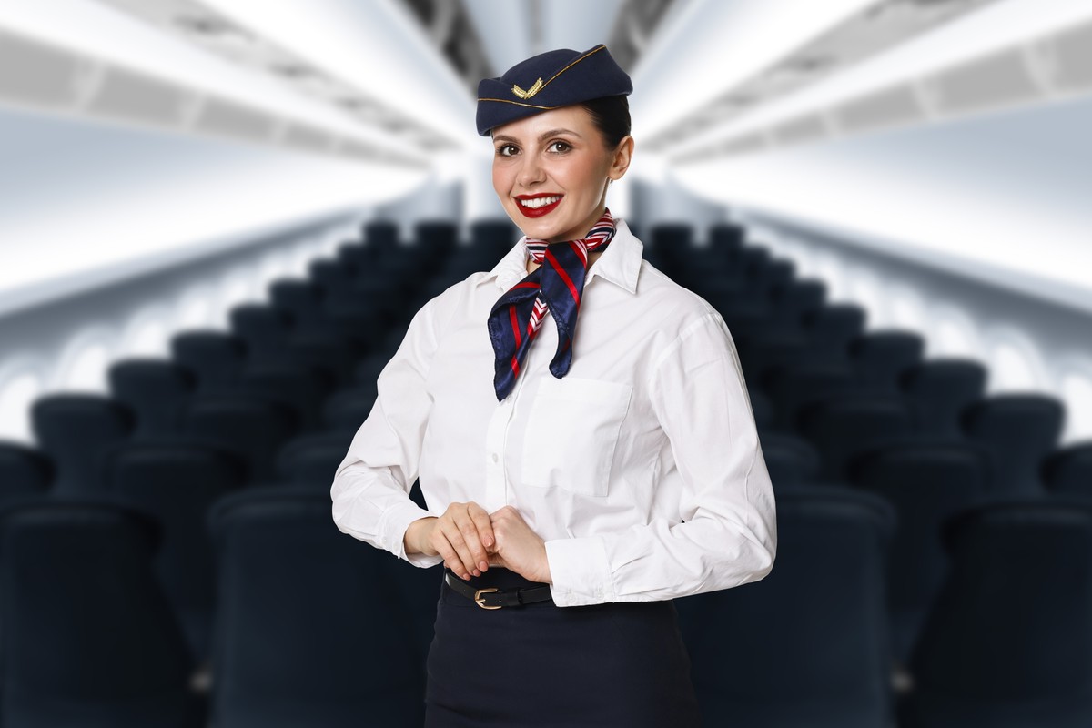 Ile zarabia stewardessa? Praca w liniach lotniczych LOT, Ryanair, Emirates