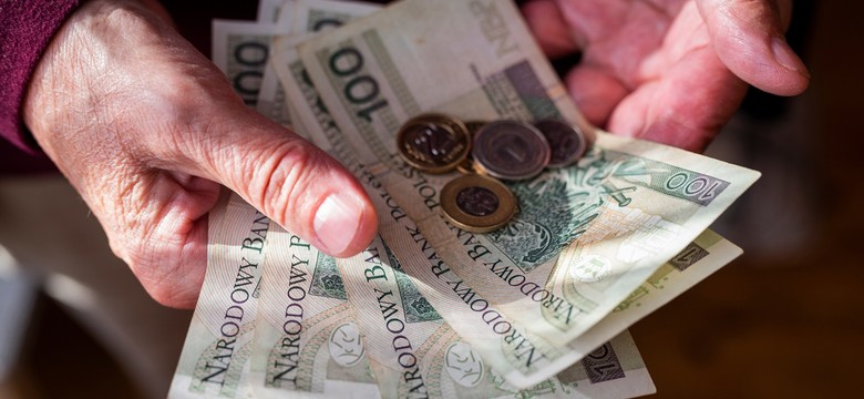 Masz 60 lat i 10 lat staży pracy? Taką emeryturę z ZUS dostaniesz