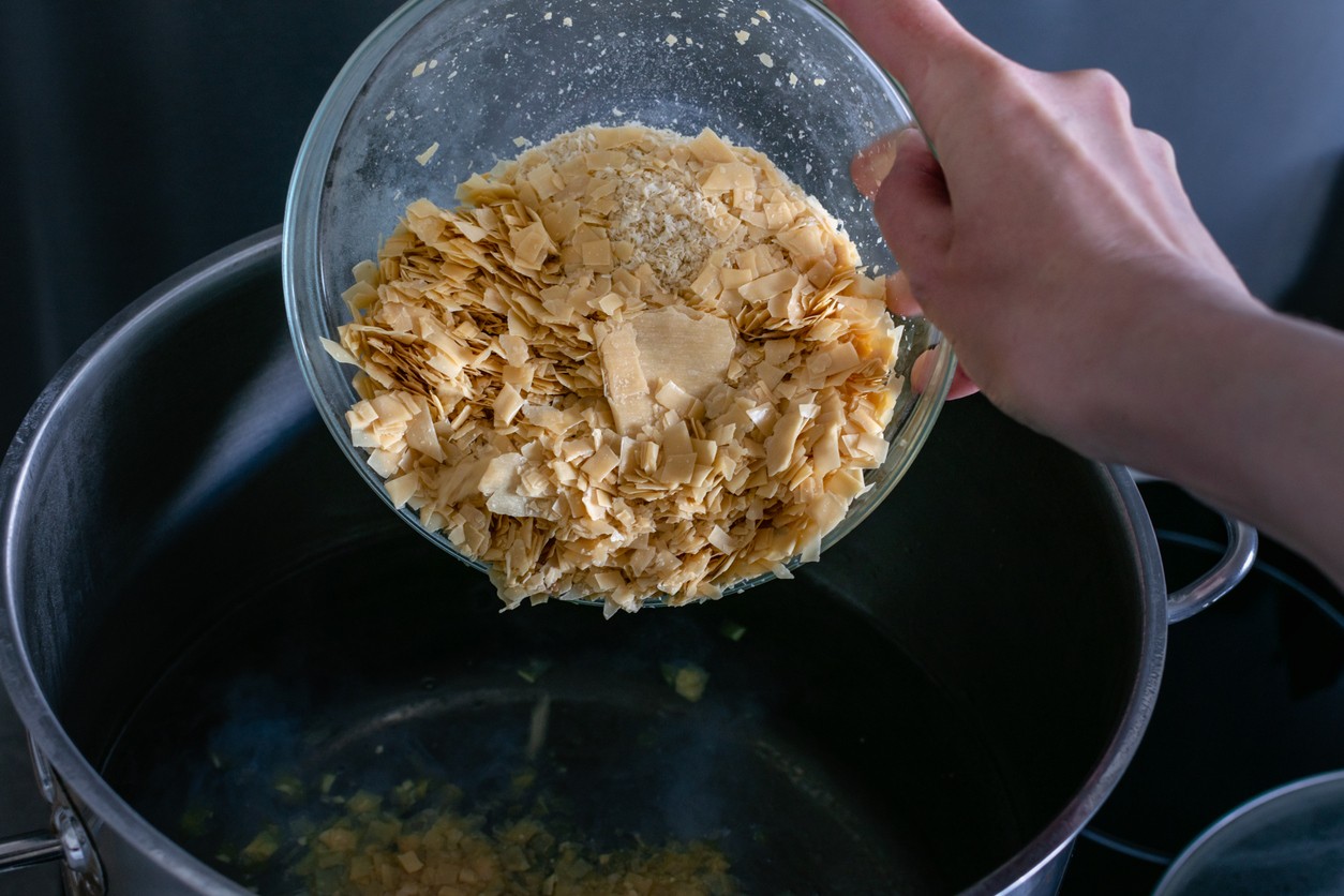 Zvyšky mydla nemusia skončiť v koši – práve z nich vzniká účinná zmes, ktorá si poradí aj s pripáleninami.