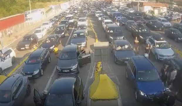 Velika gužva na graničnom prelazu Gradina