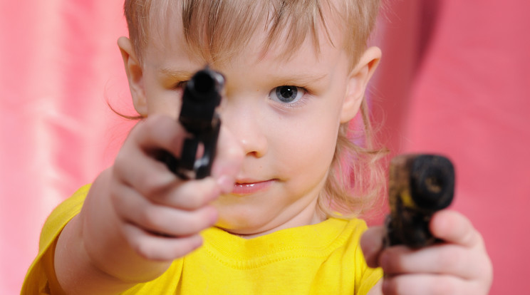 A gyerek játszani akart a fegyverre /Fotó: Norhtfoto