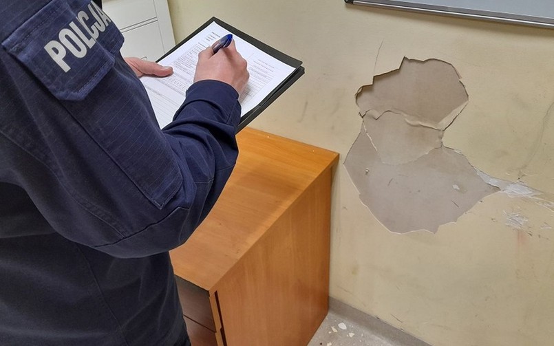 Krewka 19-latka kierowała po pijaku i próbowała oszukać policjantów. Na komendzie wpadła w szał