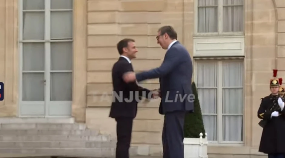 Makron i Vučić doček ispred palate