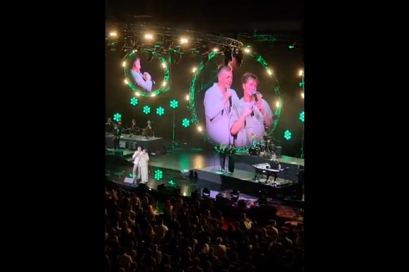 (VIDEO) POMETNJA U PUBLICI NA KONCERTU JAKOVA JOZINOVIĆA Kolektivni vrisak kad se pojavio OVAJ NJEGOV KOLEGA: "Kome ne bi bila čast da bude ovde večeras?"