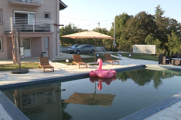 Rijaliti par izgradio vilu na Kosmaju za 200.000 evra, imaju bazen i palme: "Imaćemo još tri kuće"