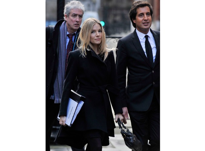 Sienna Miller przybywa do sądu w Londynie