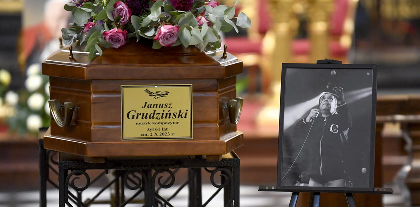 Pogrzeb Janusza Grudzińskiego. Kazik niedawno wyszedł ze szpitala, ale nie opuścił pożegnania przyjaciela