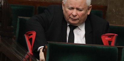 Obolały Kaczyński w Sejmie