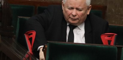 Obolały Kaczyński w Sejmie