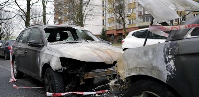 Zrujnowane samochody. Policja szuka podpalacza