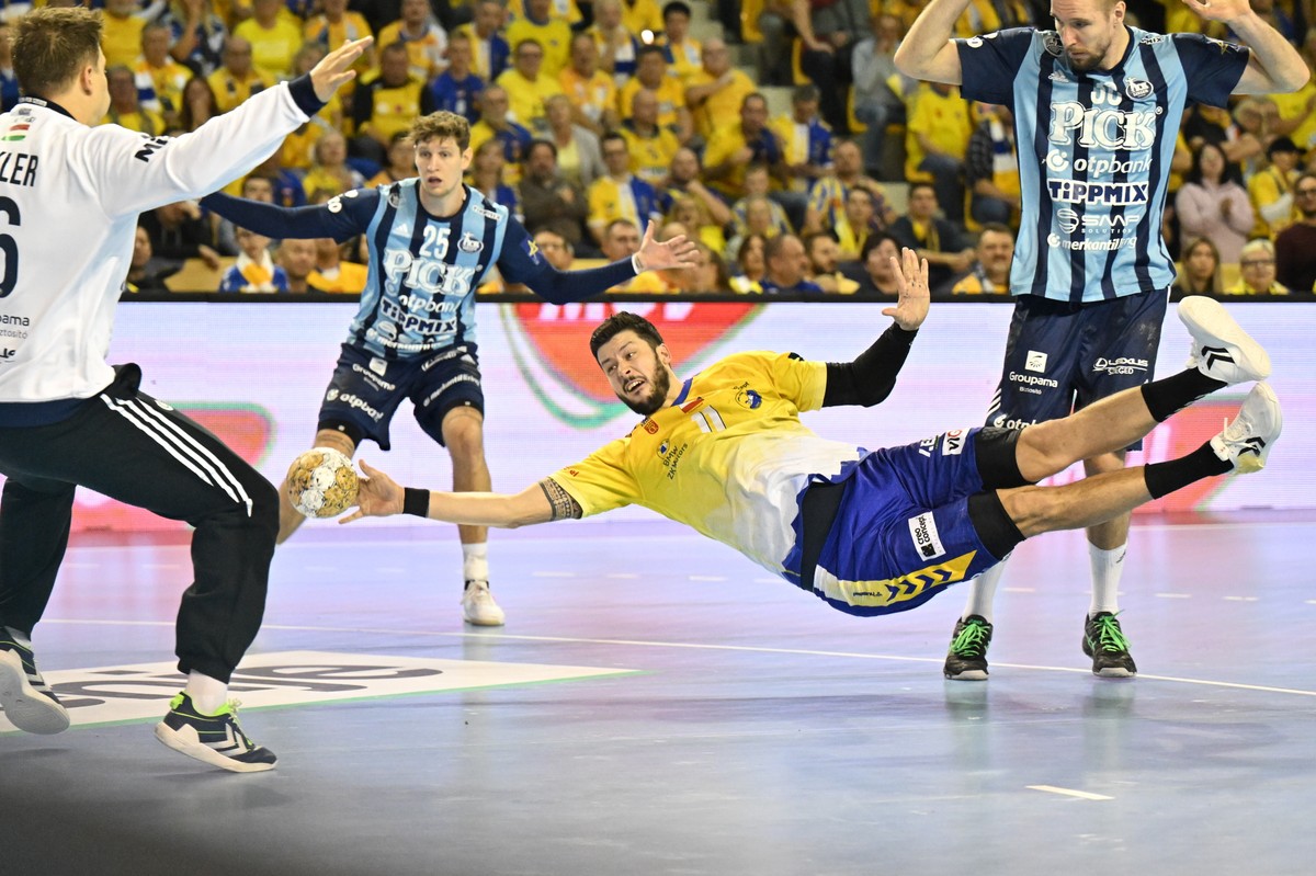 Zawodnik Industrii Kielce Nicolas Tournat (C) i Gleb Kalarash (2P) z OTP Bank Pick Szeged podczas meczu fazy grupowej Ligi Mistrzów piłkarzy ręcznych