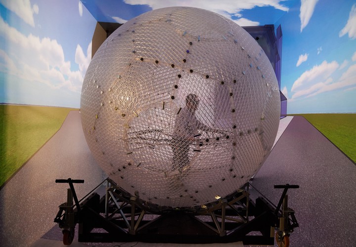 Sferyczny symulator chodu to mieszczona wewnątrz jaskini (sześcianu) przezroczysta kula, która obraca się podczas chodzenia we wszystkich kierunkach. 

<br><br> fot. (aw/cat) PAP/Adam Warżawa