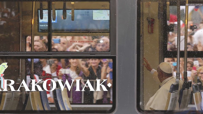 Papież Franciszek jedzie na Błonia tramwajem Pesy