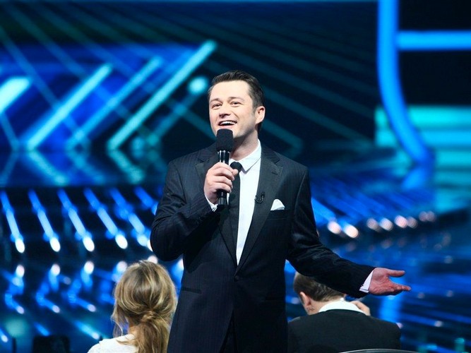Uśmiechnięty prowadzący Jarosław Kuźniar