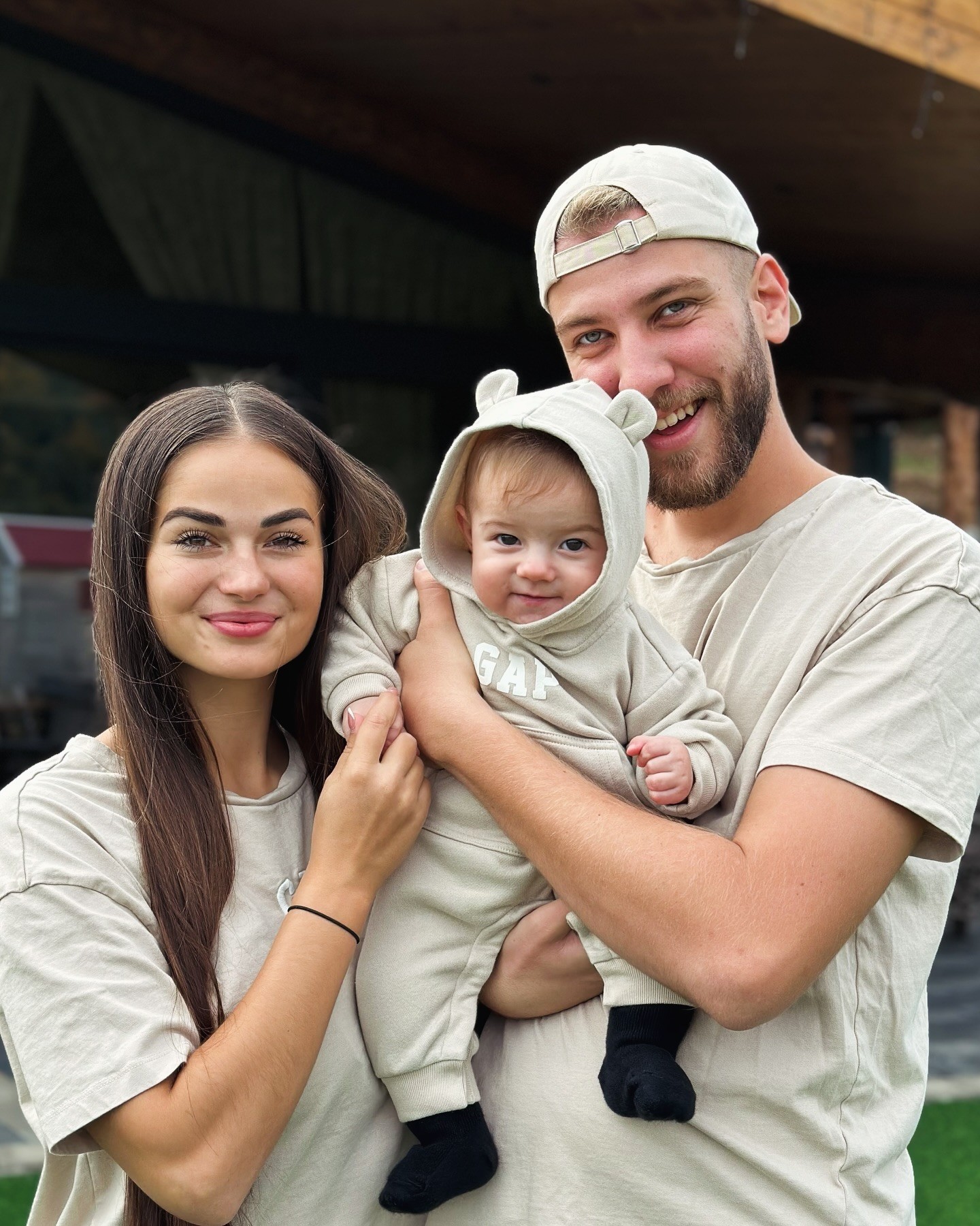 Moderátor Samuel Procházka s manželkou Viky a synčekom Teom. 