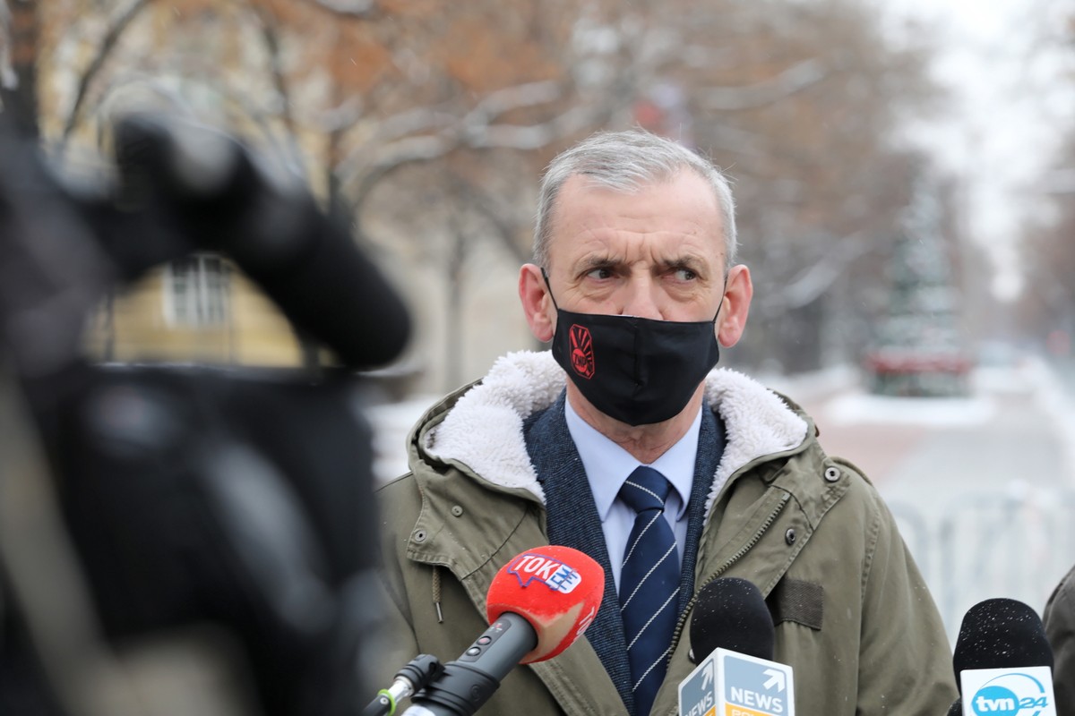 Przewodniczący Związku Nauczycielstwa Polskiego Sławomir Broniarz przed spotkaniem z pełnomocnikiem rządu ds. szczepień, ministrem Michałem Dworczykiem