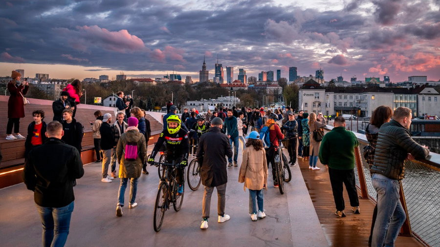Tłumy na moście pieszo-rowerowym w Warszawie