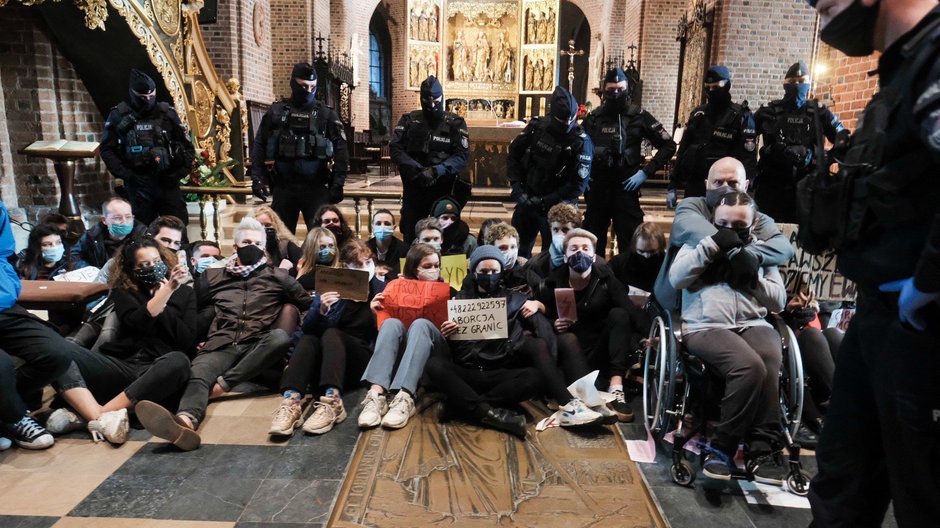 25 października 2020 r., protest w poznańskiej katedrze w związku z wyrokiem TK na temat aborcji