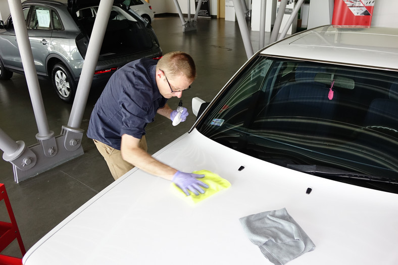 Nakładanie powłoki ceramicznej krok po kroku: po kilkudziesięciu sekundach delikatnie ścieramy nadmiar preparatu, uważając, by nie narobić smug. Robimy to zawsze nieużywaną stroną szmatki (składamy ją w tym celu na cztery). Polerujemy powierzchnię kolejną szmatką.