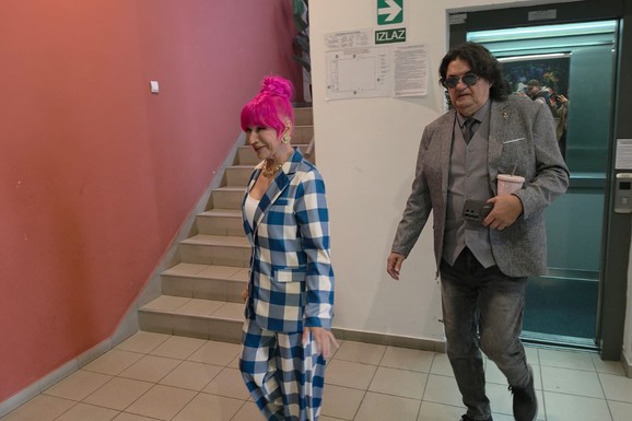 ZORICA SVE VREME PEVUŠI, U ŠTIKLICAMA I KARIRANOM ODELU ZASENILA SVE Pevačica blista na snimanju emisije, Kemiš je prati u stopu (VIDEO)