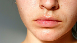 Jak usunąć lub rozjaśnić wąsik? Wypróbuj te domowe sposoby