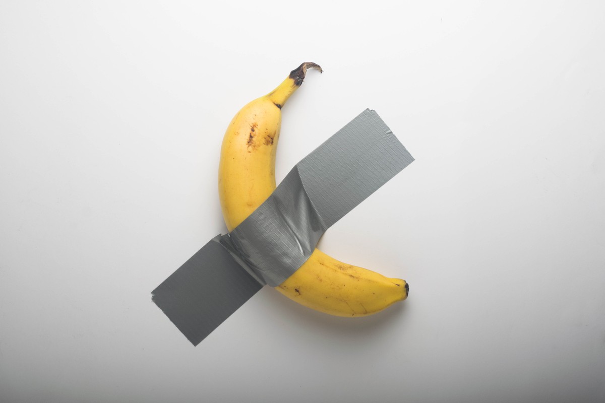 Banan z taśmą klejącą