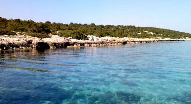 St. Thomas jest częścią łańcucha Diapori w Zatoce Sarońskiej.To jedna z najbardziej malowniczych greckich wysp, która słynie z pięknych widoków i bujnej roślinności. Zlokalizowana jest zaledwie 20 minut drogi taksówką wodną od Koryntu i 45 minut od Aten.
<br><br>
(fot. Privateislandsonline.com)