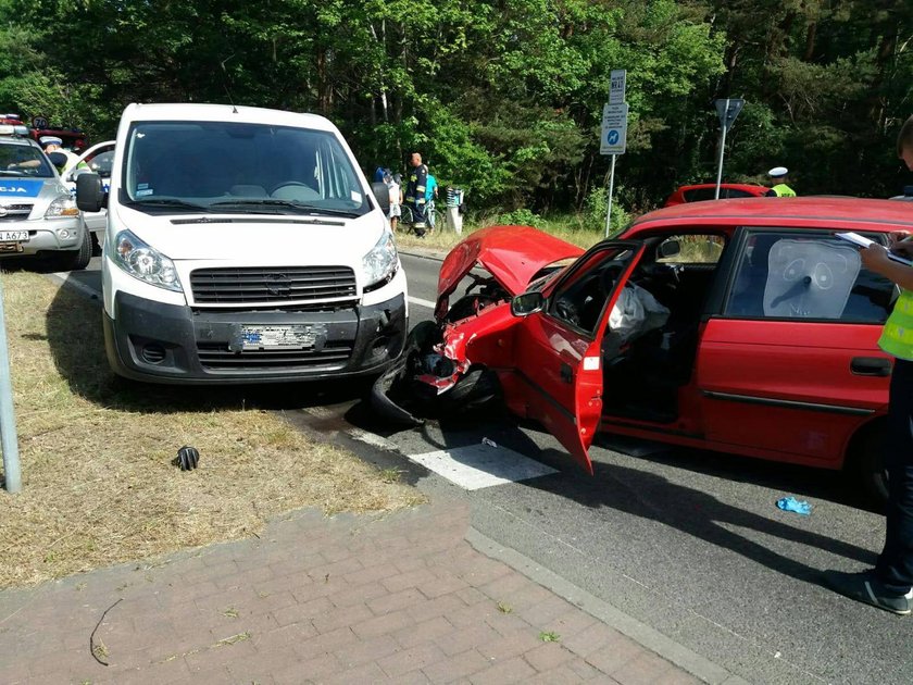 Czołowe zderzenie karetki z osobówką. Cztery osoby ranne