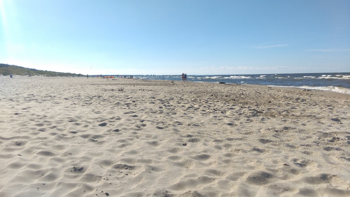 Wakacje powoli się kończą, ale wciąż żywy jest temat zachowań Polaków na nadbałtyckich plażach. Powszechnie w mediach pisze i mówi się o tzw. parawaningu czy tzw. gniazdownikach. Generalnie narzeka się, że na plażach jest tłoczno, głośno i w ogóle to nie odpoczynek, tylko mordęga. Tak też bywa, ale odnoszenie tego do całego Wybrzeża jest nadużyciem. A żeby odpocząć w spokoju na plaży wystarczy przejść kilkadziesiąt metrów, ale niewielu się chyba chce.