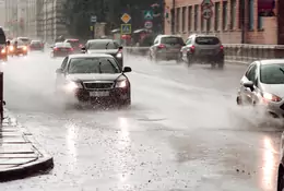 Pogoda na majówkę dla kierowców. Dwa zagrożenia na drodze