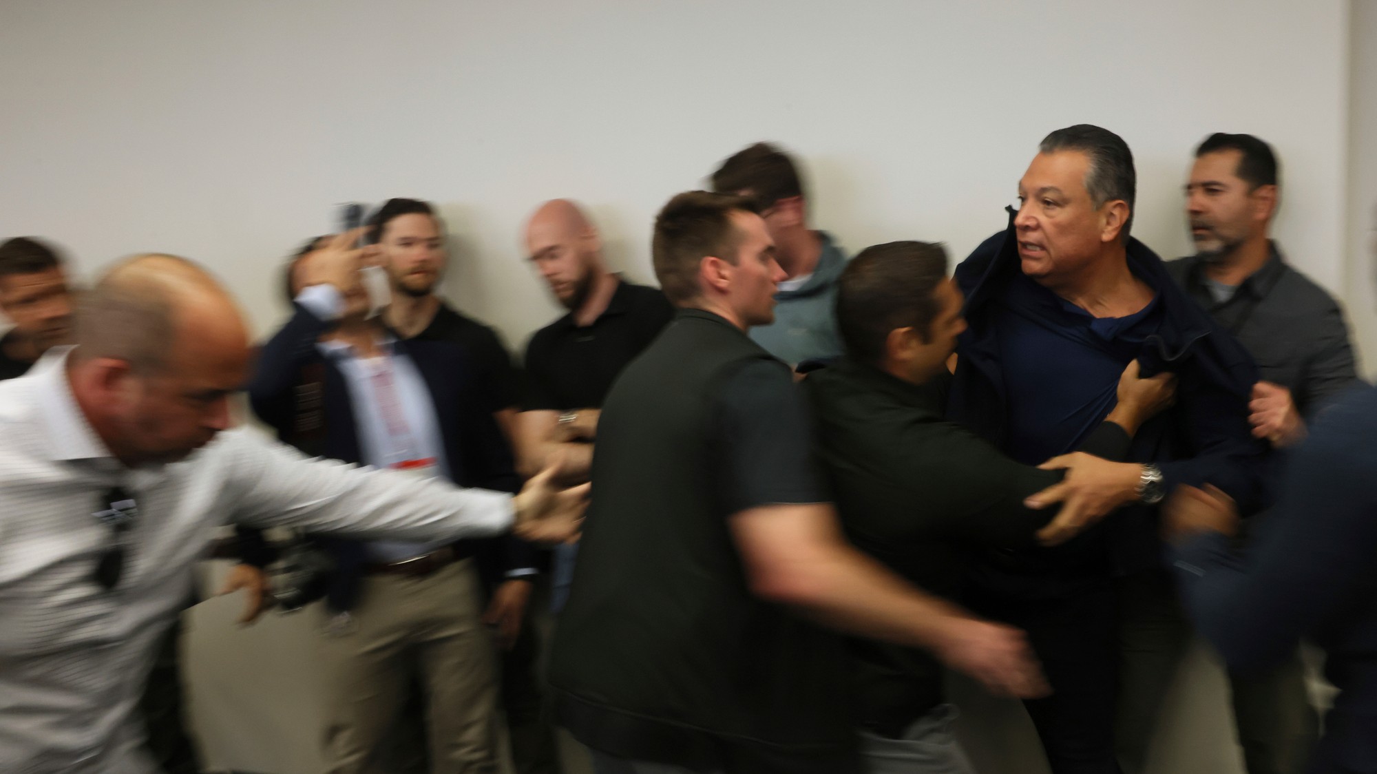 Demokratického senátora Padillu násilím vyviedli z tlačovky Trumpovej ministerky.