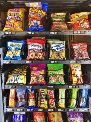 'Śmieciowie jedzenie' wróci do szkół? Zalewska: Zmienimy to w ciągu 2 miesięcy