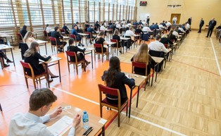 Tematy matury z języka polskiego: rozprawka o pracy i analiza wiersza Wierzyńskiego