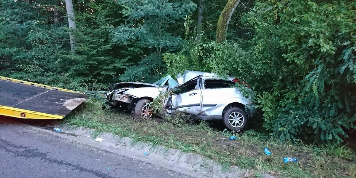 Młodzi ludzie wracali z imprezy w Bogdańcu. Auto uderzyło w drzewo